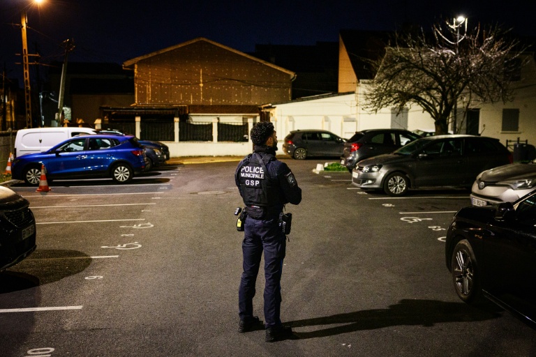 Un agent de police municipale patrouille dans la cité Gabriel-Péri à Saint-Denis, en banlieue nord de Paris, le 22 janvier 2026