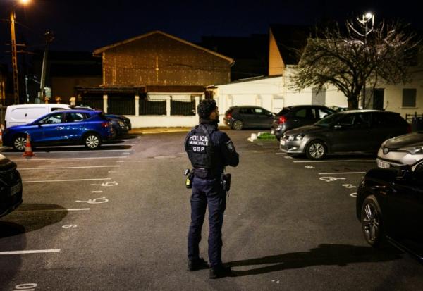 Un agent de police municipale patrouille dans la cité Gabriel-Péri à Saint-Denis, en banlieue nord de Paris, le 22 janvier 2026