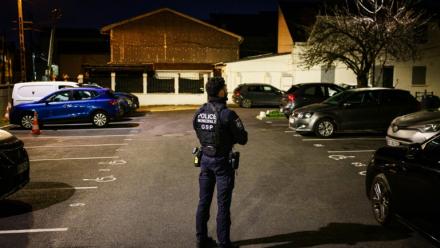 Un agent de police municipale patrouille dans la cité Gabriel-Péri à Saint-Denis, en banlieue nord de Paris, le 22 janvier 2026