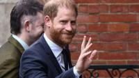 Le prince Harry (d) arrive à la Haute Cour de Londres, le 19 janvier 2026, avant le procès qui l'oppose, ainsi que six autres plaignants, à un grand groupe de presse britannique