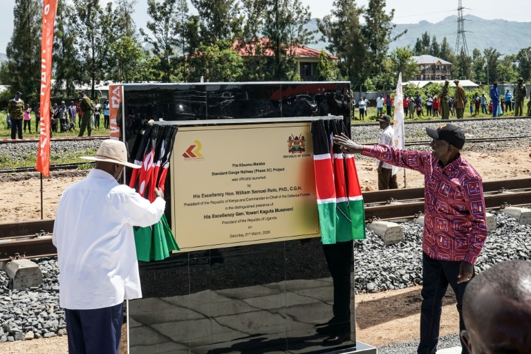 Les présidents kényan William Ruto (D) et ougandais Yoweri Museveni (G) lors de l'inauguration de l'extension d'une ligne ferroviaire construite par la Chine, à Kisumu, dans l'ouest du Kenya, le 21 mars 2026