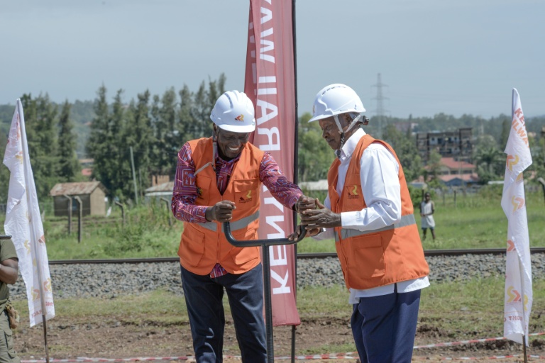 Les présidents kényan William Ruto (G) et ougandais Yoweri Museveni (D) inaugurent l'extension d'une ligne ferroviaire construite par la Chine, à Kisumu, dans l'ouest du Kenya, le 21 mars 2026