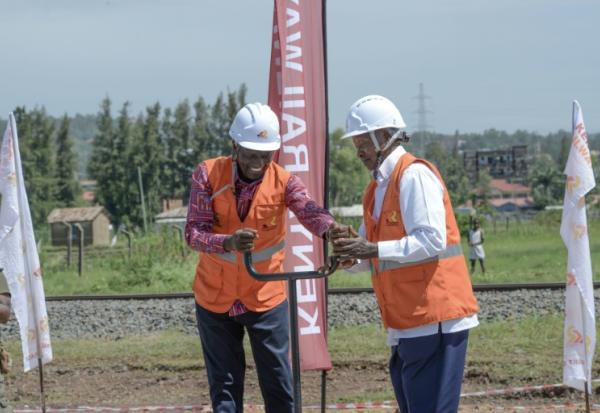 Les présidents kényan William Ruto (G) et ougandais Yoweri Museveni (D) inaugurent l'extension d'une ligne ferroviaire construite par la Chine, à Kisumu, dans l'ouest du Kenya, le 21 mars 2026