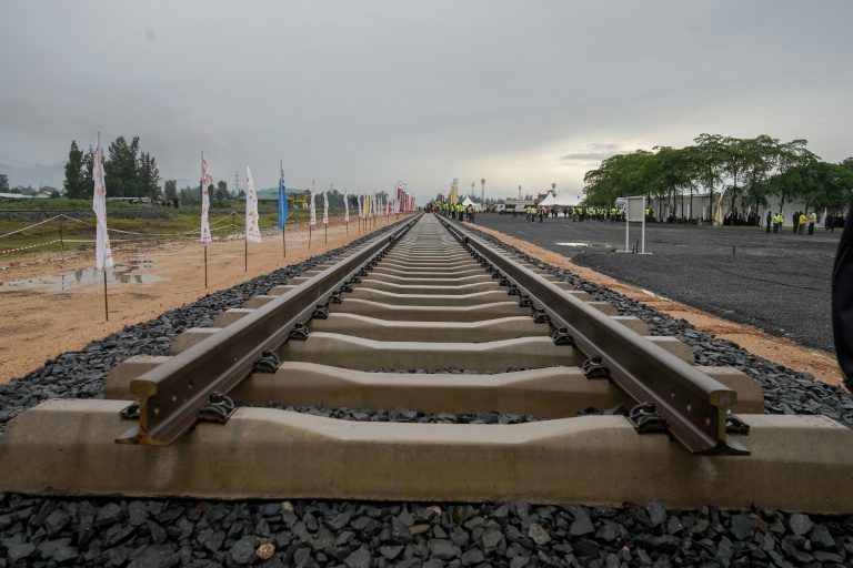 Une portion de la ligne Standard Gauge Railway dont une extension a été inaugurée par les présidents kényan William Ruto (G) et ougandais Yoweri Museveni (D) à Kisumu, dans l'ouest du Kenya, le 21 mars 2026