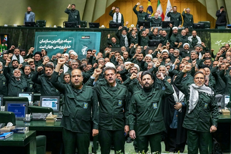 Photo fournie par l'agence de presse parlementaire iranienne Icana montrant les députés iraniens vêtus de l'uniforme des Gardiens de la Révolution, le 1er février 2026 à Téhéran