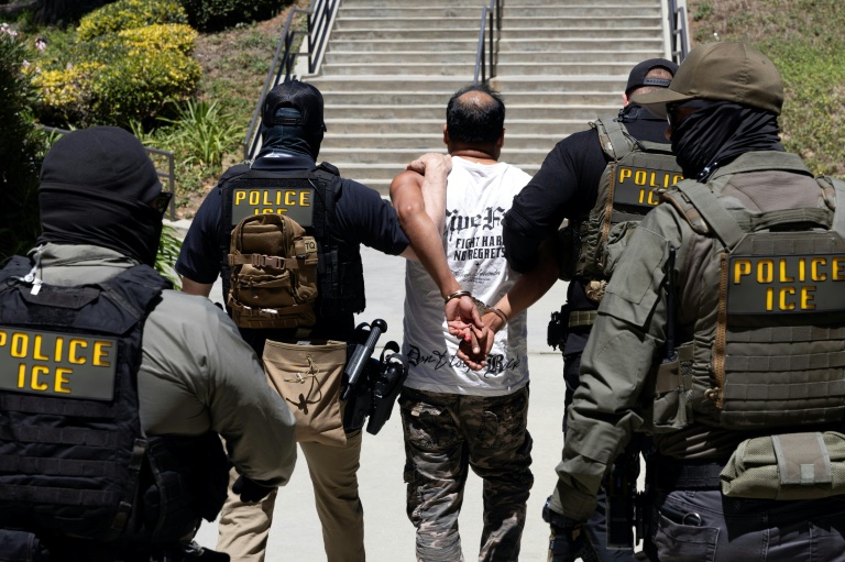 Des agents de la police américaine de l'immigration (ICE) emmènent un détenu à Ventura, en Californie, le 27 juillet 2026