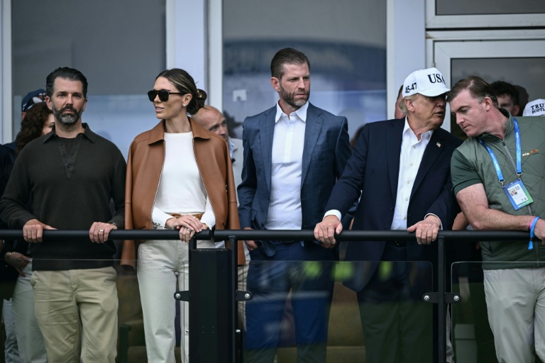 (g-d) Donald Trump Jr, son épouse Bettina Trump, Eric Trump, et Donald Trump assistent à la présentation du trophée de l'Open irlandais de golf, au Trump International Golf Links & Hotel de Doonbeg, le 13 septembre 2026 en Irlande