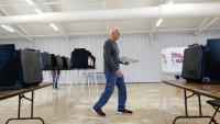 Un électeur américain vote par anticipation à Wheaton, dans l'Illinois, le 25 septembre 2026
