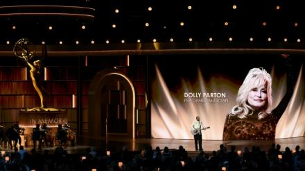 Un portrait de Dolly Parton projeté lors d'un hommage à la chanteuse américaine décédée aux 78e Emmy Awards, le 14 septembre 2026 à Los Angeles, en Californie