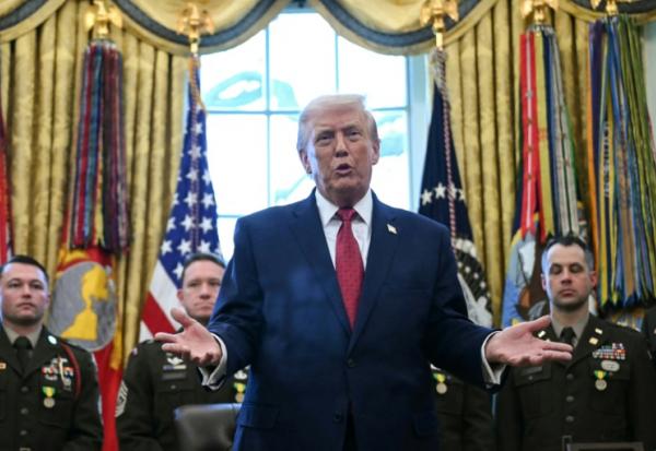 Le président américain Donald Trump s'exprime lors d'une cérémonie dans le Bureau ovale de la Maison Blanche, à Washington, le 15 décembre 2025