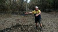 André Prouvoyeur montre le chemin d'où serait parti l'incendie, à Saumos, en Gironde, le 30 juillet 2026