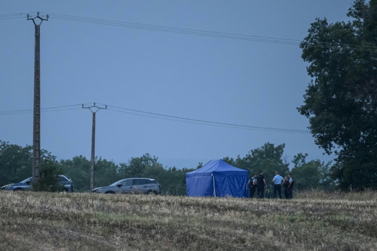 Des gendarmes sur le site où des recherches sont menées pour retrouver le corps de Delphine Aussaguel, disparue en France en décembre 2020, à Villeneuve-sur-Vère, le 16 juillet 2026 dans le Tarn