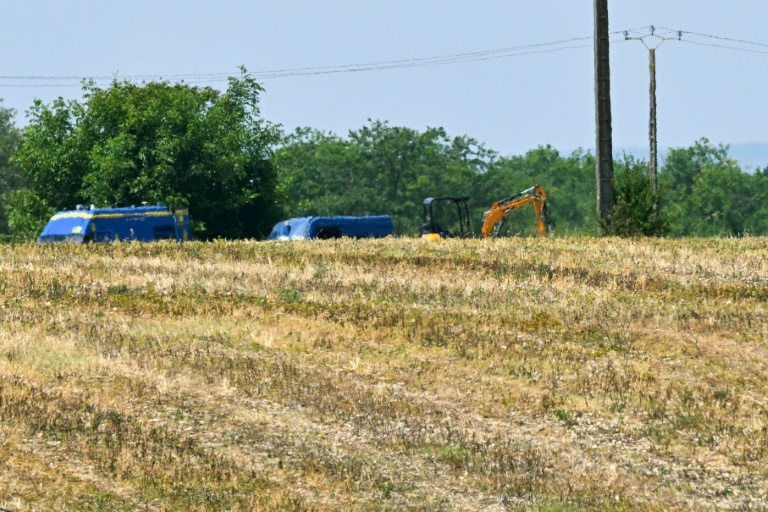 Des véhicules de la gendarmerie et une pelleteuse sur le site où sont menées des recherches pour retrouver le corps de Delphine Aussaguel, disparue en 2020, à Villeneuve-sur-Vère, dans le sud-ouest de la France