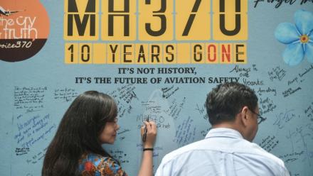 Une femme écrit un message lors d'un évènement organisé par des proches de passagers du MH370 pour les dix ans  de la disparition de l'avion à Subang Jaya, en Malaisie, le 3 mars 2024
