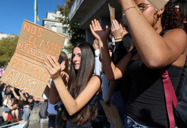 Un élève brandit une pancarte indiquant "Nos classes débordent, notre patience aussi", lors d'une manifestation dans le centre de Brest, le 1er octobre 2026