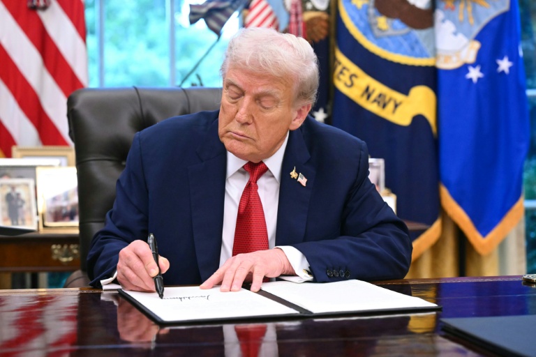 Le président américain Donald Trump signe un décret sur TikTok à la Maison Blanche, à Washington, aux Etats-Unis, le 25 septembre 2025