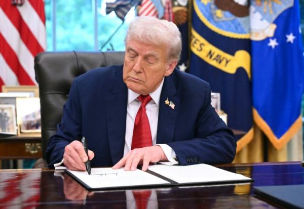 Le président américain Donald Trump signe un décret sur TikTok à la Maison Blanche, à Washington, aux Etats-Unis, le 25 septembre 2025