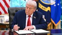 Le président américain Donald Trump signe un décret sur TikTok à la Maison Blanche, à Washington, aux Etats-Unis, le 25 septembre 2025