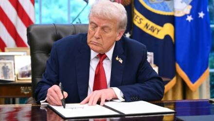 Le président américain Donald Trump signe un décret sur TikTok à la Maison Blanche, à Washington, aux Etats-Unis, le 25 septembre 2025