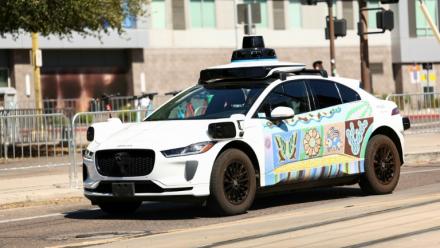 Un véhicule Waymo sans conducteur à Tempe, en Arizona, le 15 septembre 2025