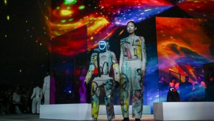 Des mannequins humains et des robots humonoïdes défilent ensemble à Séoul, le 29 mai 2026 en Corée du Sud