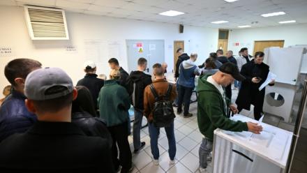 Des électeurs attendent dans un bureau de vote à Moscou, le 18 septembre 2026, pour participer aux élections législatives russes