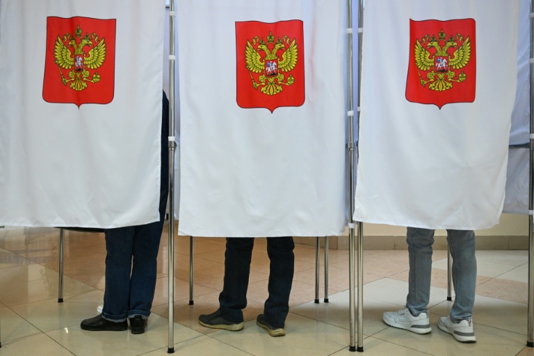 Des électeurs votent lors des élections législatives russes dans un bureau de vote de Klimovsk, un microdistrict de la ville de Podolsk, dans la région de Moscou, le 19 septembre 2026