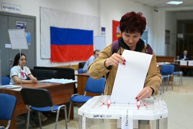 Une femme vote lors des élections législatives russes dans un bureau de vote de Klimovsk, un microdistrict de la ville de Podolsk, dans la région de Moscou, le 19 septembre 2026