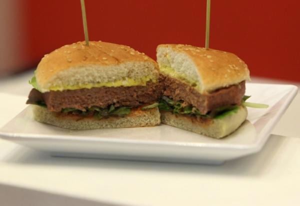 Un hamburger végétalien présenté au salon international de l'industrie de la viande IFFA à Francfort, le 6 mai 2019 en Allemagne