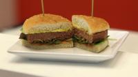 Un hamburger végétalien présenté au salon international de l'industrie de la viande IFFA à Francfort, le 6 mai 2019 en Allemagne