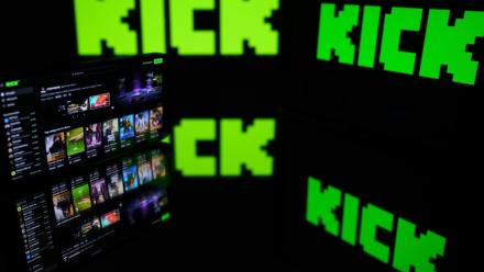 Le logo de la plateforme australienne de streaming en direct Kick, à Toulouse, dans le sud-ouest de la France, le 21 août 2025