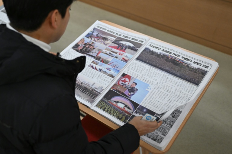 Un visiteur lit le journal nord-coréen Rodong Sinmun à la Bibliothèque nationale de Corée à Séoul, le 2 janvier 2026