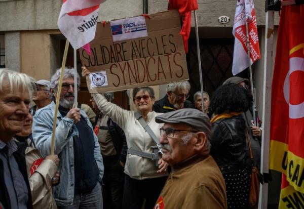 Un rassemblement d'organisations syndicales organisé par la CGT contre les mesures les visant, annoncées par Christophe Barthes, maire RN de Carcassonne, à la Bourse du Travail de Carcassonne, le 13 mai 2026