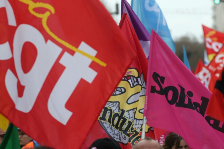 Les drapeaux de différents syndicats lors d'une manifestation, à Reims, le 15 mars 2023