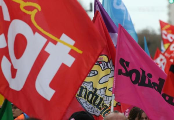 Les drapeaux de différents syndicats lors d'une manifestation, à Reims, le 15 mars 2023