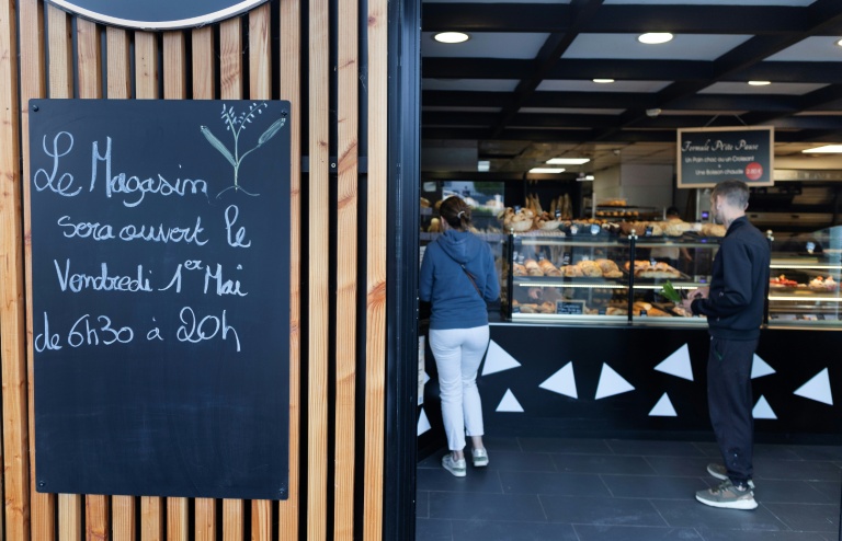 Des clients dans une boulangerie, le 1er mai 2026 à Quimper dans le Finistère
