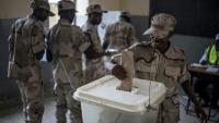 Un membre des forces de sécurité vote, le 28 octobre 2025 à Stone Town en Tanzanie