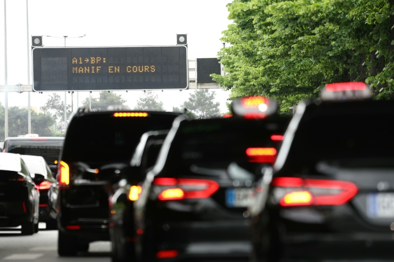 Manifestation de taxis à Saint-Denis, en Seine-Saint-Denis, le 21 mai 2025