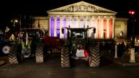Des tracteurs devant l'Assemblée nationale lors d'une manifestation d'agriculteurs le 13 janvier 2026, à Paris