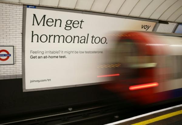 Une publicité dans le métro de Londres incite les hommes à tester leur niveau de testostérone, le 4 janvier 2026 