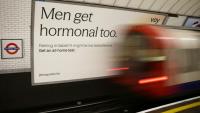 Une publicité dans le métro de Londres incite les hommes à tester leur niveau de testostérone, le 4 janvier 2026 