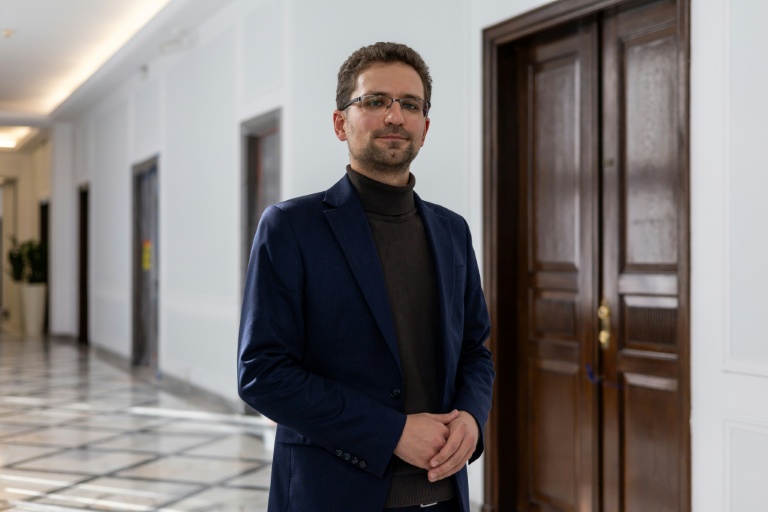 Michal Wawer, député du parti d'opposition ultra-conservateur Confédération, dans les couloirs du Parlement, à Varsovie, le 25 septembre 2025