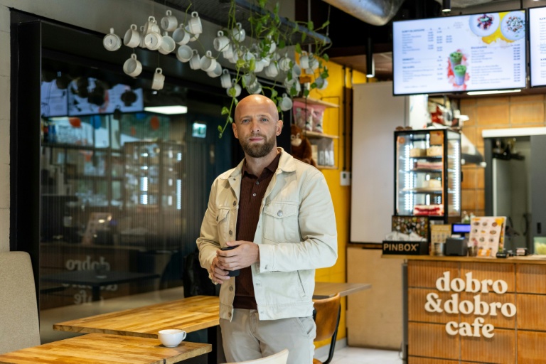 Oleg Yarovi, un Ukrainien à la tête d'une chaîne de cafés en Pologne, dans un de ses établissement, à Varsovie, le 22 septembre 2025