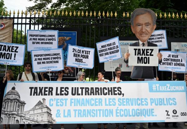 Manifestation près du Sénat à Paris à l'appel de plusieurs ONG en faveur d'une taxation des ultra-riches, le 12 juin 2025