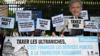 Manifestation près du Sénat à Paris à l'appel de plusieurs ONG en faveur d'une taxation des ultra-riches, le 12 juin 2025