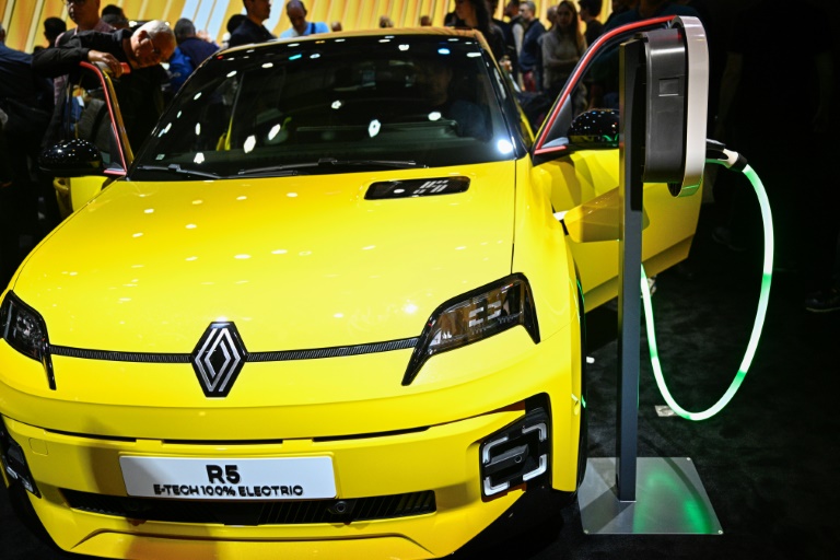 La Renault 5 Electrique présentée lors du salon de l'automobile de Paris le 16 octobre 2024 (Archives)