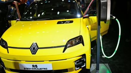 La Renault 5 Electrique présentée lors du salon de l'automobile de Paris le 16 octobre 2024 (Archives)