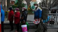 Des personnes font la queue pour effectuer un test de dépistage  
au coronavirus à Pékin le 3 décembre 2022