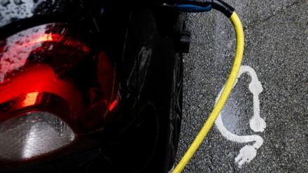 Une voiture branchée à une borne de recharge à Paris, le 13 mars 2026