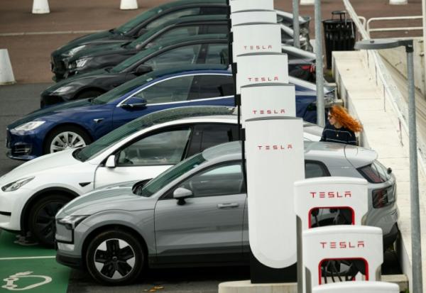 Voitures électriques en chargement à Saint-Herblain (Loire-Atlantique), le 15 avril 2026.